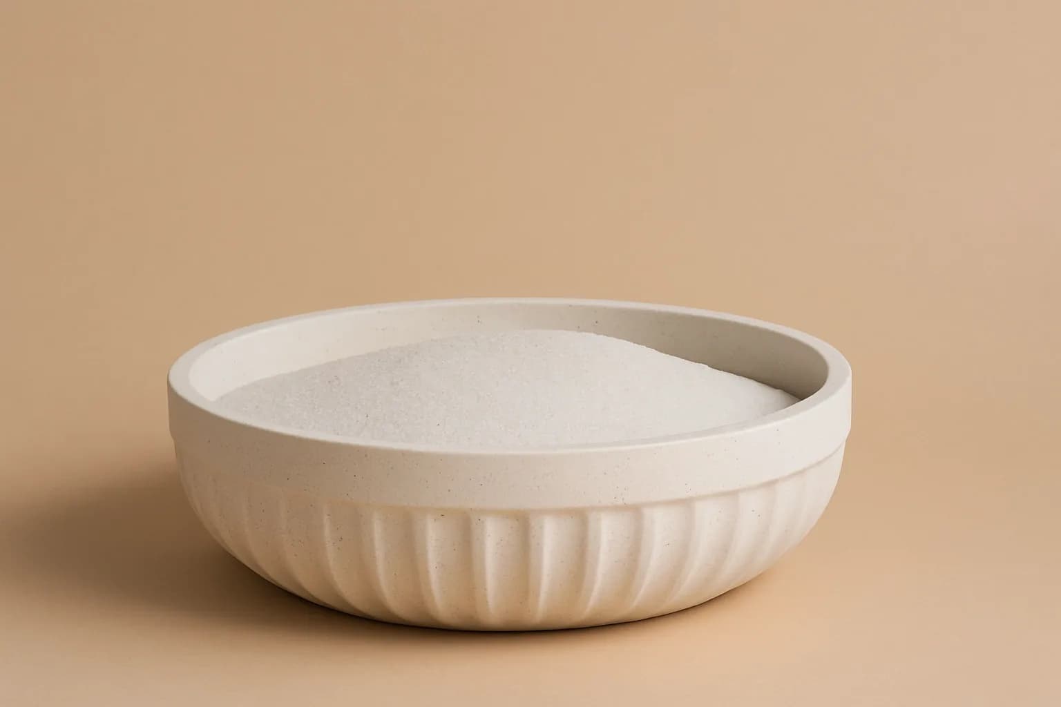 Coupe cannelée en jesmonite blanche remplie de sable de bougie